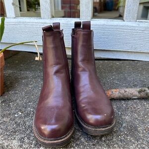 Laredo Chestnut Leather Heeled Boots